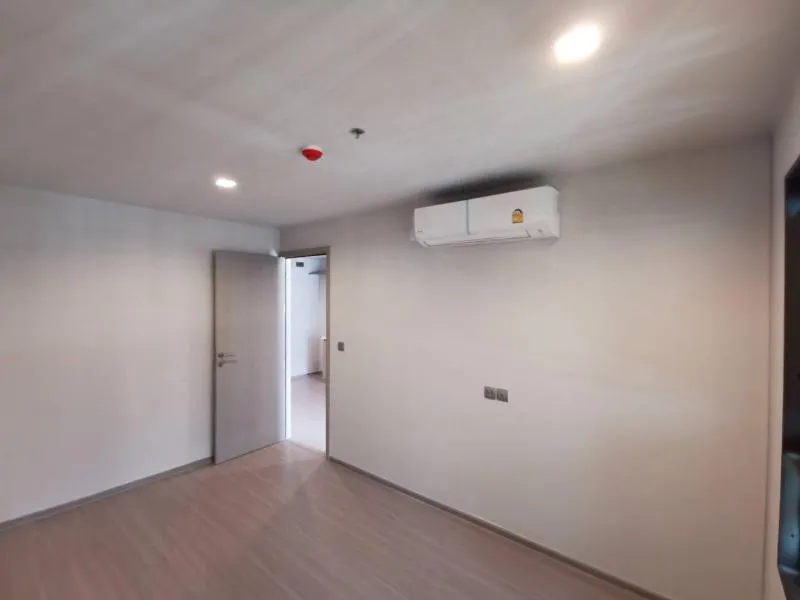 Sale down payment Life Ladprao, this room is very worthwhile, 1 bedroom, fully furnished, 42nd floor, great view, book now, don't miss it.