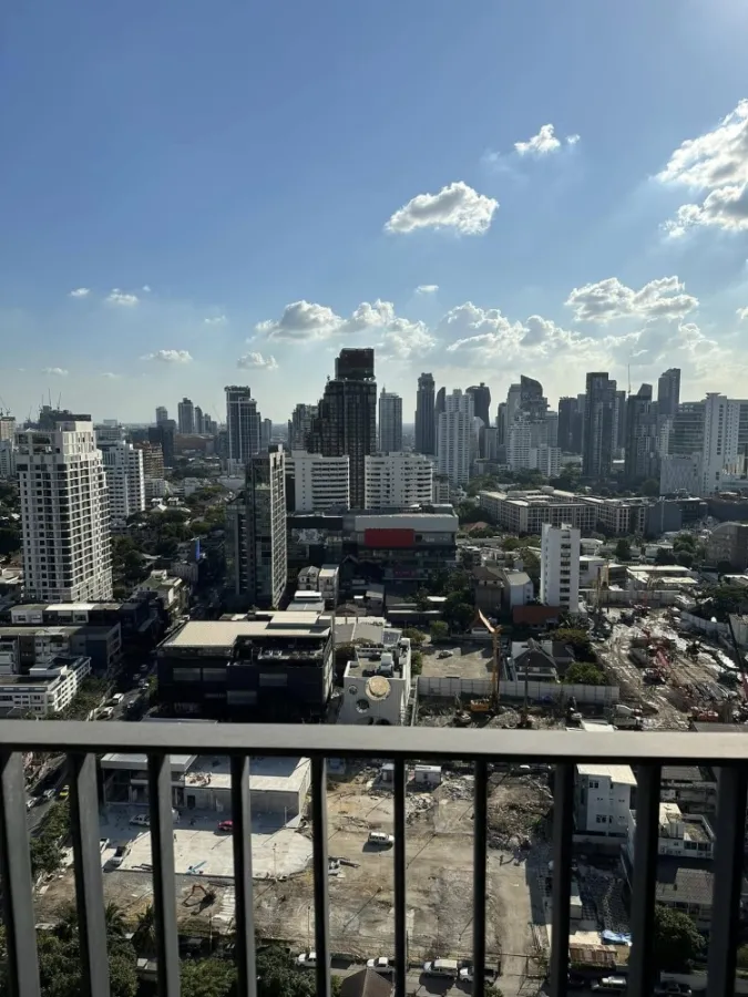 For rent: Condo XT Ekkamai, 25th floor, luxury condo, very convenient to travel. Book now, guaranteed you won't be disappointed.