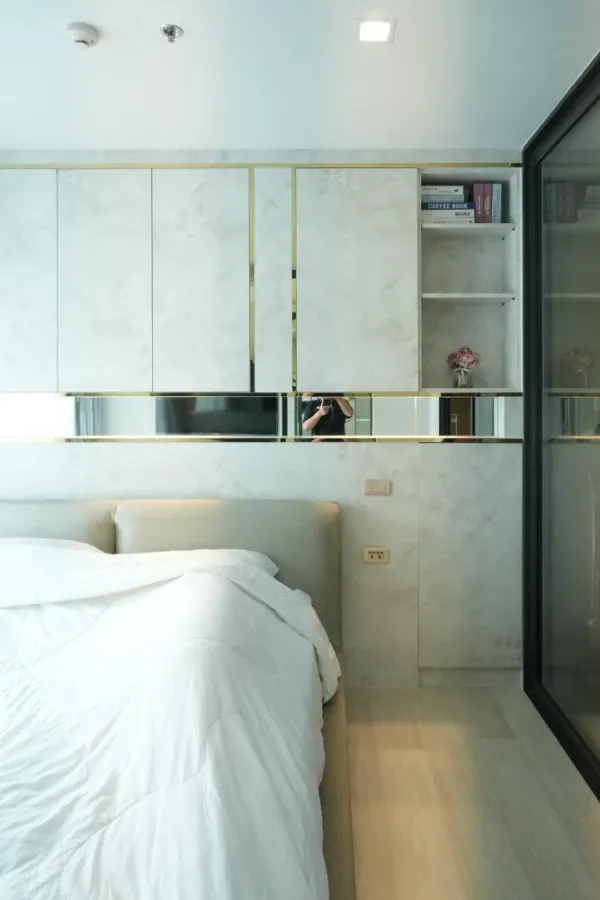 Life One Wireless condo for rent, overlooking Central Embassy. Fully furnished with built-in furniture, ready to move in.