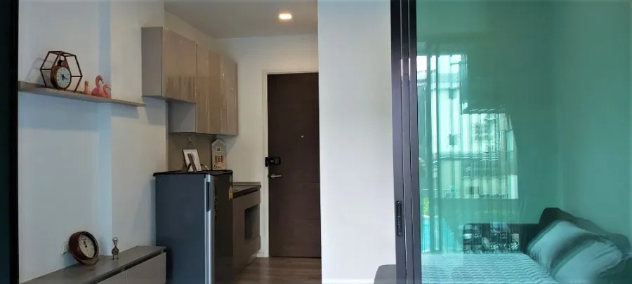 For rent, Brown Condo Ratchada 32, pool view, has a washing machine. Can't miss it