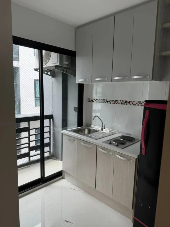 For rent: B-Live Tiwanon, very good location, close to shopping areas and the BTS. Traveling is very convenient. Good like this, reserve now.