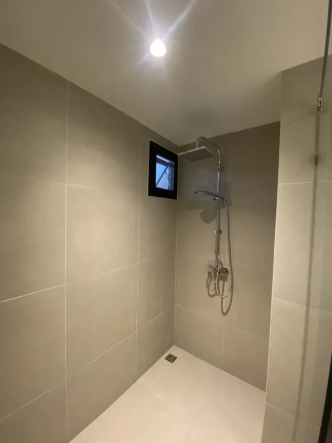 For rent Baxtor Phahon Yothin 14, spacious room, fully furnished, ready to move in, and has a wide balcony, can keep pets, hurry and book now.