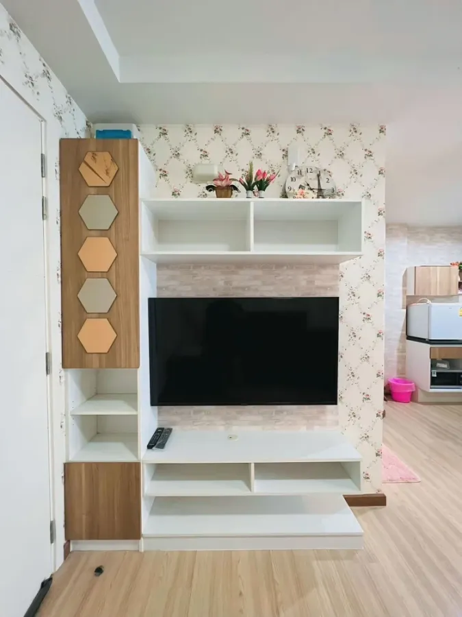 ขาย เช่า J Condo Sathorn-Kallaprapruk ห้องน่าอยู่ ติดวอลเปเปอร์อย่างดี มาพร้อมโซฟาสีชมพูตัวใหญ่น่านั่ง จองเลย