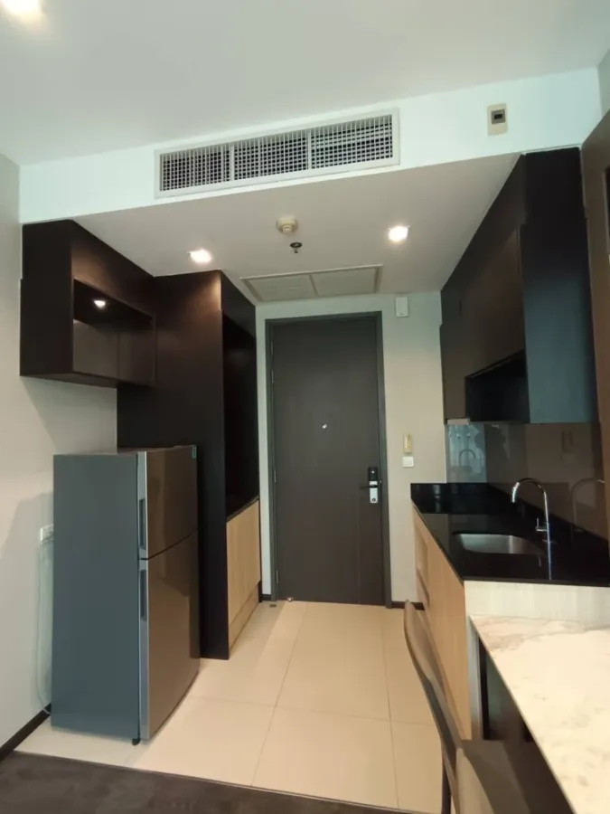 For rent: Edge by Sansiri Sukhumvit 23, 9th floor, fully decorated room, nice to live in. Hurry and reserve now before you miss it. Urgent.