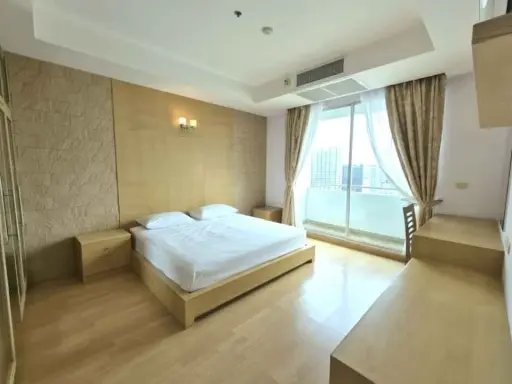 For rent: Supalai Park Phahon Yothin 21, room on a very high floor, fully furnished with built-in furniture. Hurry and reserve before it's too late.
