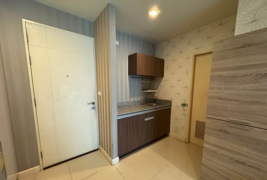 For rent: Wish @ Samyan, north-facing balcony, beautifully wallpapered, with excellent built-in furniture. Don't miss out!