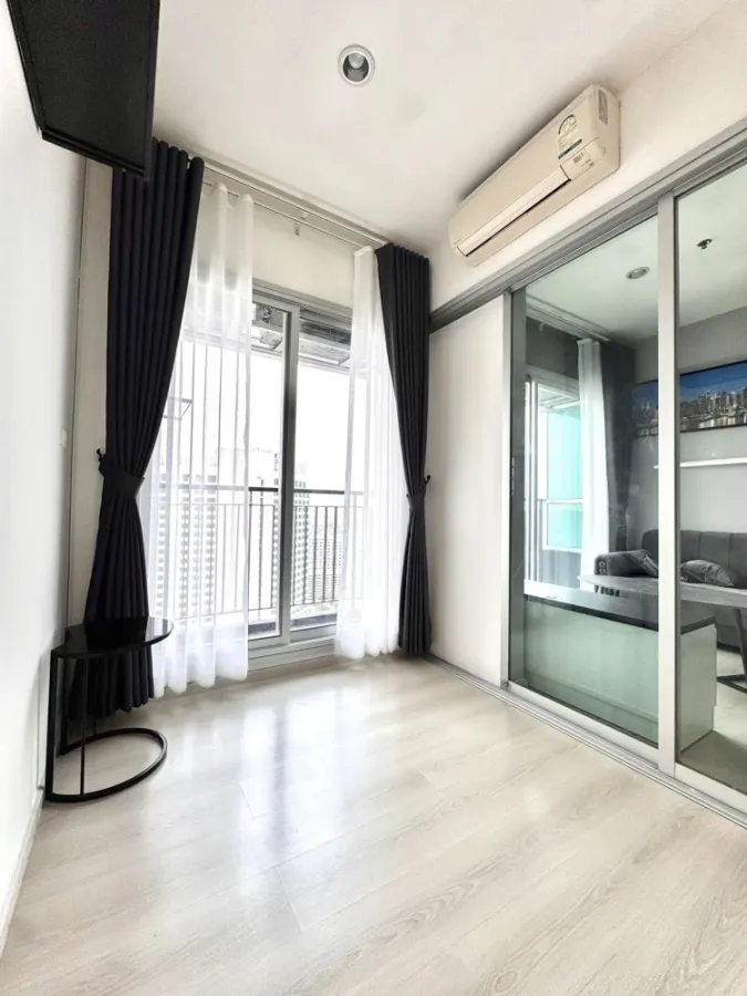 Life Ratchadapisek condo for sale rent. Spacious and comfortable, high floor, fully furnished. Book now!