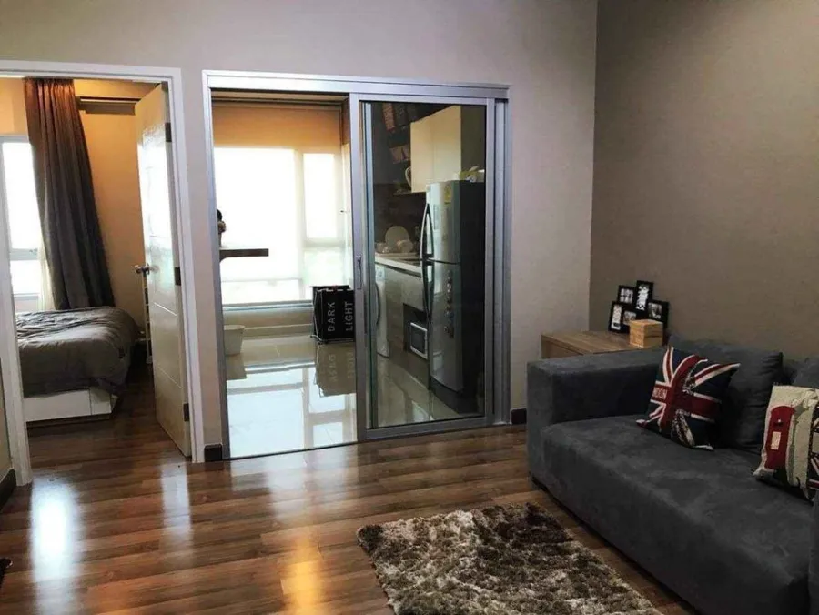 Sell Centric Tiwanon Station, view of the train, north, no noise, room is not hot, interested in booking now