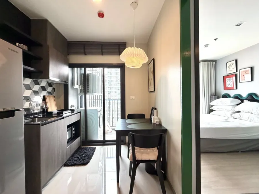 For rent: The Base Phetchaburi - Thonglor, high floor unit, beautifully decorated, very stylish, ready to move in.