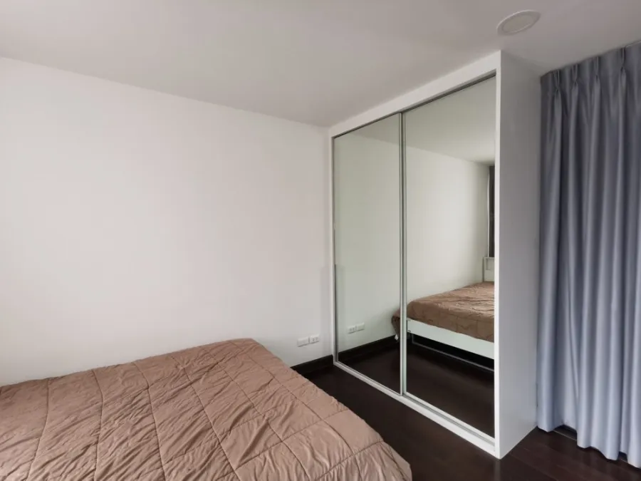 For rent!! Condo Bangkok F. Liz Sathorn-Taksin, 5th floor, good furniture. You must reserve quickly like this!!