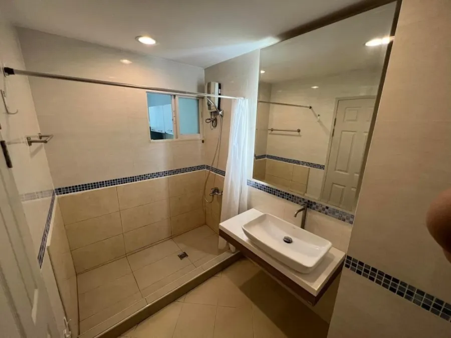 For sale and rent: Life at Ratchada-Sutthisan. The room is ready to move in. Fully furnished Complete set of electrical appliances. Don't miss it.