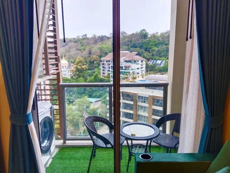 For rent Unixx South Pattaya with full mountain view, decorated in green tones, super cool tones. Book now and you won't be disappointed.