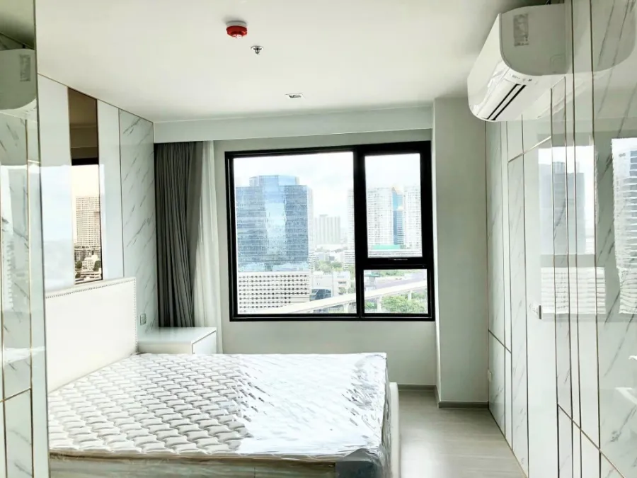 Condo for sale/rent, Life Lat Phrao, decorated with built-in marble patterns, high floor, east facing, just come and move in.