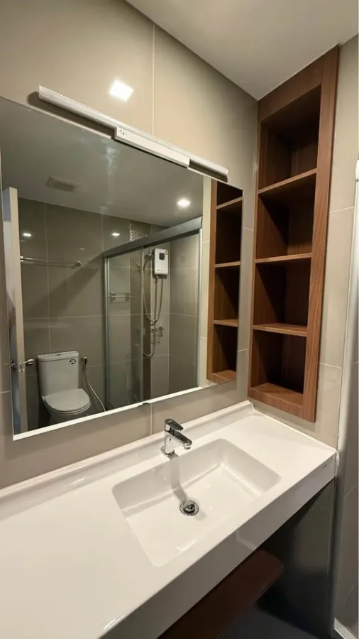 For sale or rent: Ideo Rama 9 - Asoke. Has built-in cabinets and shelves in good condition. Close to shopping areas. Interested? Book now!