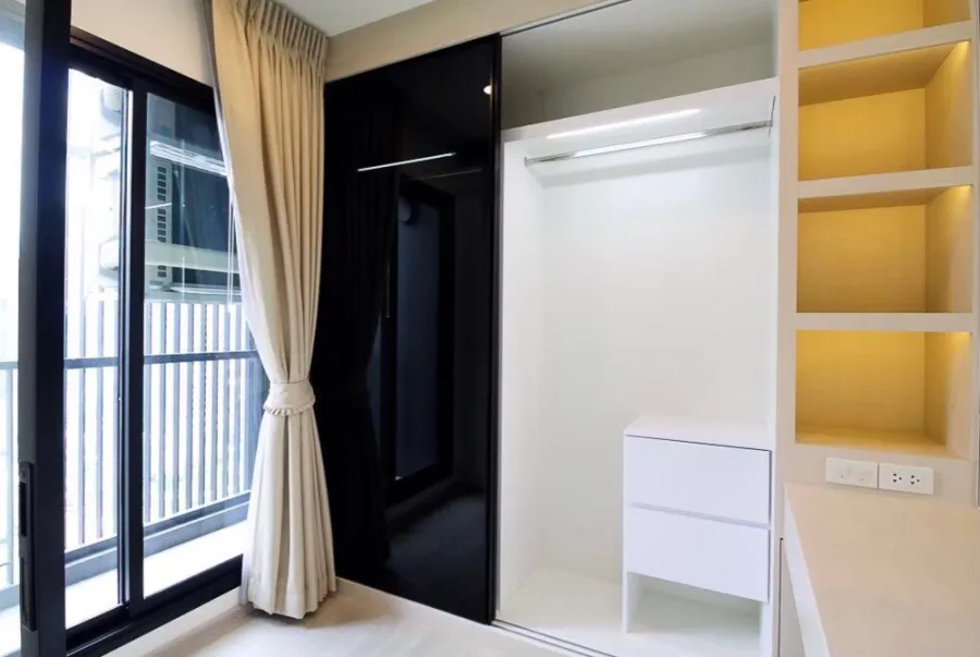 It has arrived. The room is very beautiful. Full built-in. Fully furnished and ready to move in. Condo Life Asoke for rent is not better than this.