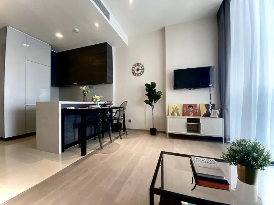 For rent: The ES Asoke, the room is not cramped, lots of usable space, 32nd floor, very high, amazing city view. You will regret it if you miss it.