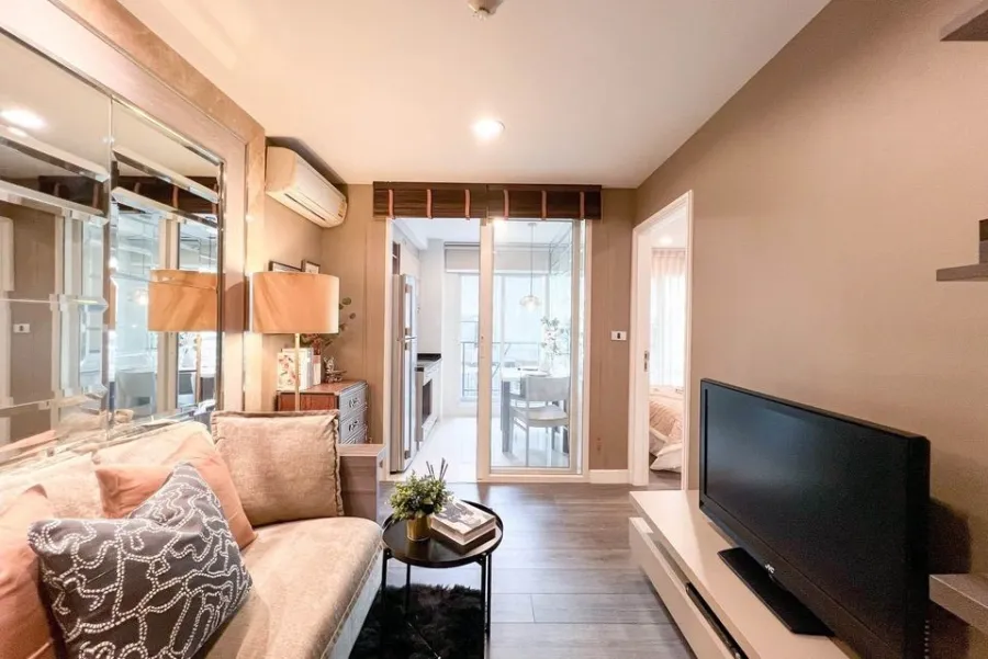 For sale: The Crest Sukhumvit 49, a luxurious Buit-In decorated room, very beautiful and livable. Good furniture, don't miss it.
