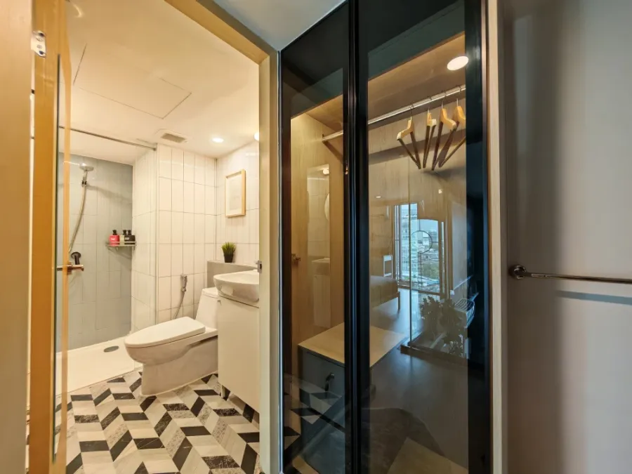 Condo for sale Life Rama 4 - Asoke Rare Type Vertiplex 2 floors + balcony next to the garden, fully furnished, buy now.