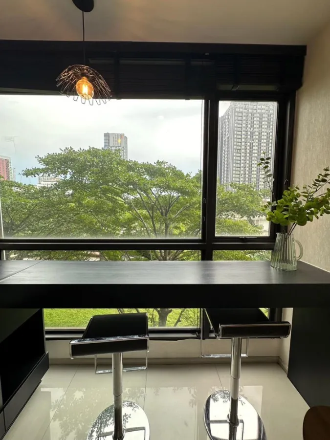 ให้เช่า คอนโด Rhythm สุขุมวิท 44/1 ชั้น 6 ระเบียงวิวสวนส่วนกลาง ตกแต่งพร้อม หอ้วกระเป่ามาได้เลยจ้า