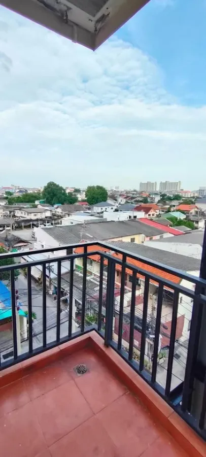 For sale: Regent Home 12 Lat Phrao 41, quiet corner room, size 62.69 sq m., very spacious, first come first served.