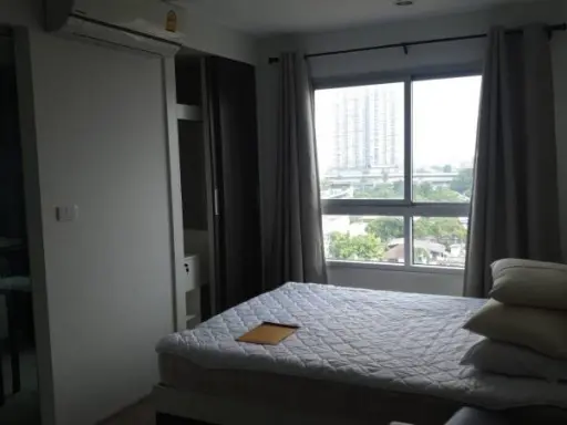 ห้องสตูดิโอชั้น 9 วิวสวยเห็นไฟในเมือง สตูดิโอที่แยกสัดส่วนมีประตูกั้นระหว่างครัว ห้องฟังชั่นดีมาก images