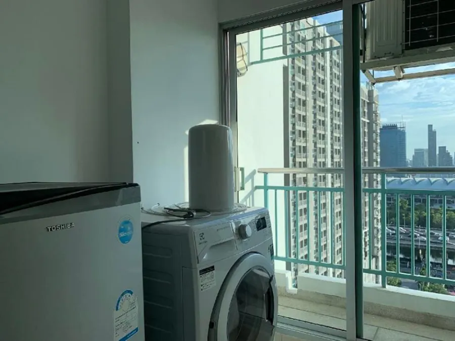 For rent, Supalai Park Asoke-Ratchada, 17th floor, beautiful view, pool side, beautiful room, good price, book now, don't wait.
