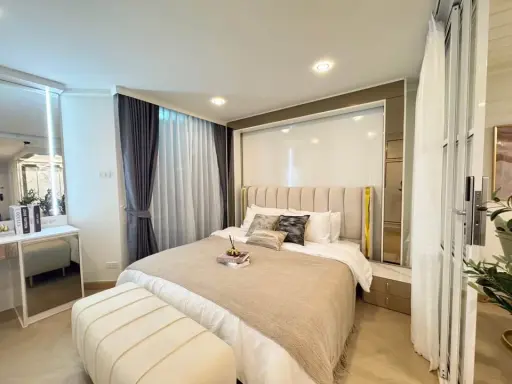 For sale: Supalai Place Sukhumvit 39. Very spacious room, very comfortable, beautifully decorated, with excellent furniture. Must reserve.
