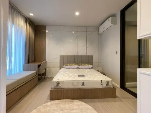 Condo for sale, Life Asoke-Rama 9, beautifully decorated room, classic design, fully furnished, great price, don't miss it.
