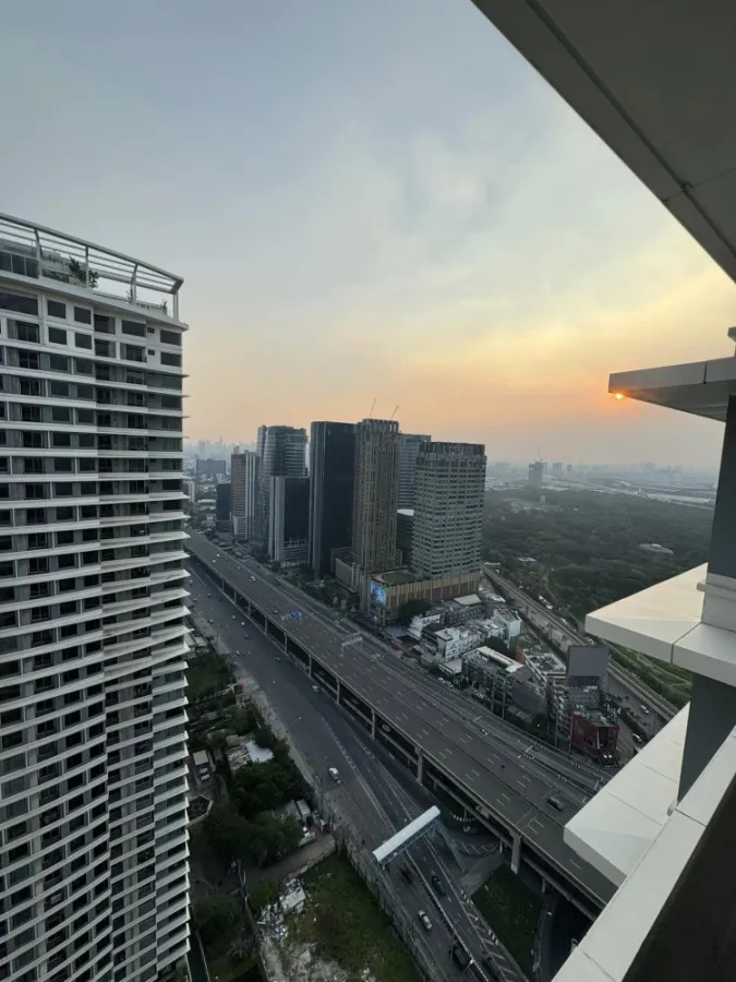 For rent: The Saint Residences, high floor, great city view. The room is ready to move in. Just come and move in.