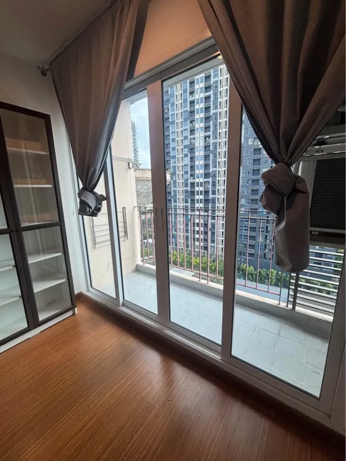 For sale: Diamond Sukhumvit, 10th floor, corner unit, very quiet and private, lots of usable space, don't miss out!