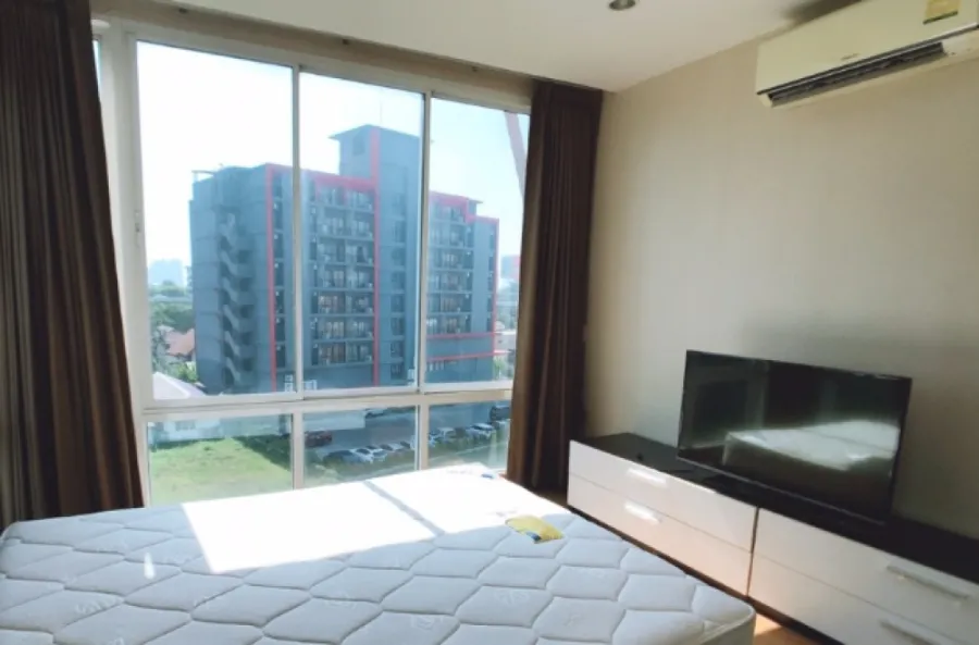 Condo for rent, The Forest Chaengwattana, beautiful room, decorated Corner room with windows on 2 sides. City view. Hurry up to reserve.