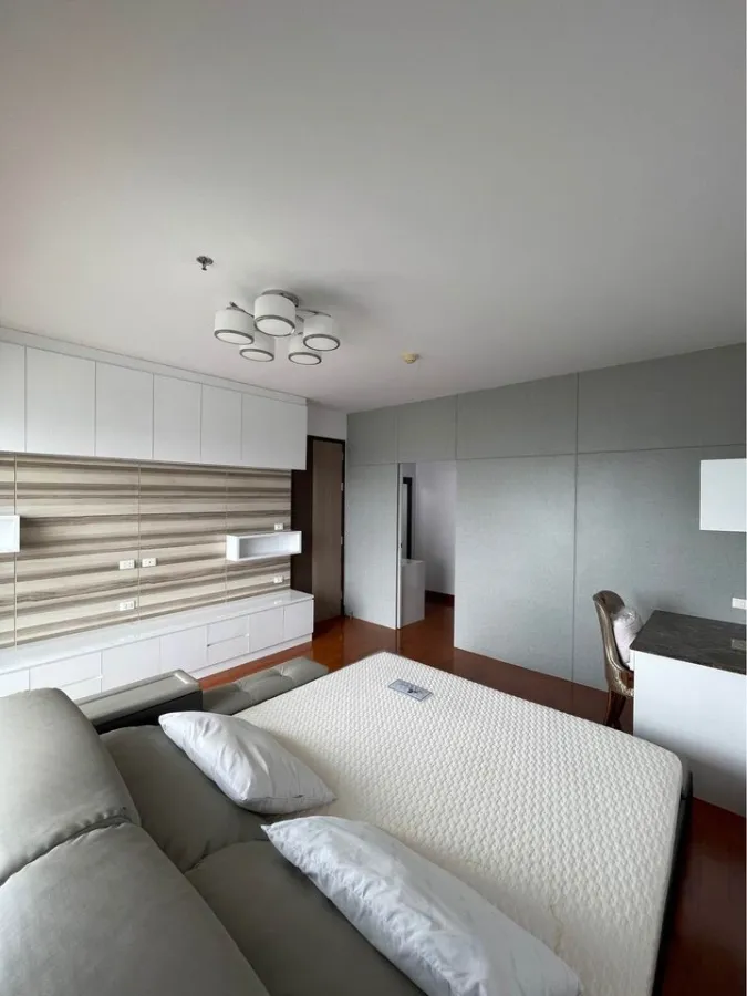 For rent: Supalai River Resort, 41st floor, highest floor, next to the Chao Phraya River, Sathorn city view, magnificent view, must book.