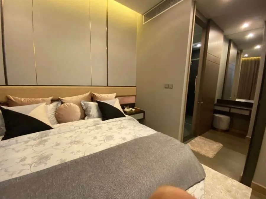 For rent, The Esse at Sigha Complex, very beautiful room, very livable, great built-ins, can't make a reservation like this.