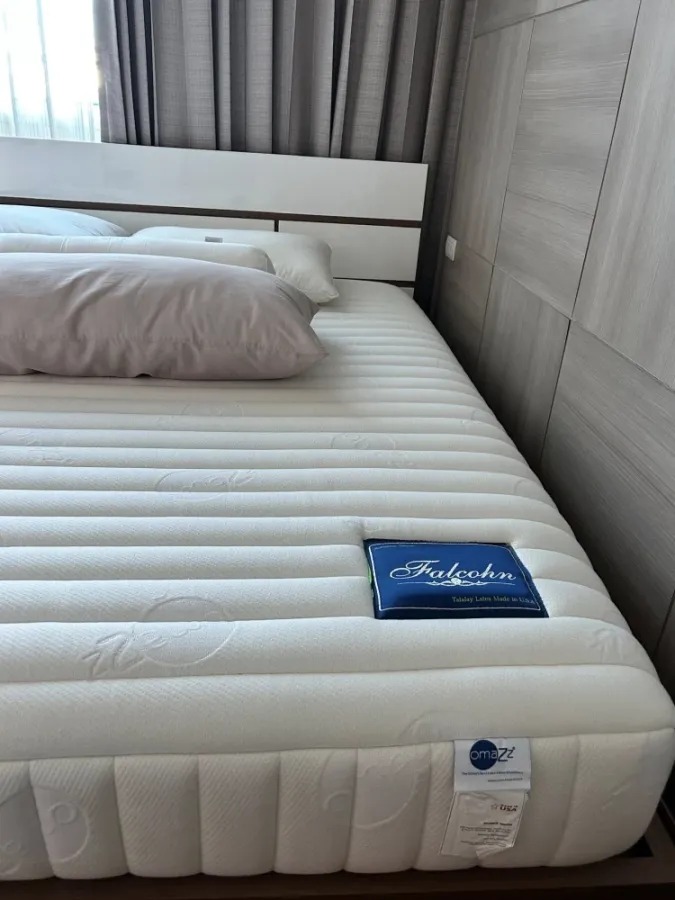 For rent: Wish @ Samyan, 1 bedroom unit with a large bed, premium mattress, and built-in wardrobe – plenty of storage. Don't miss out!