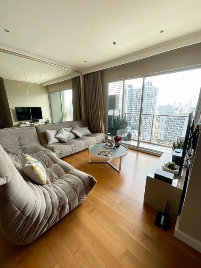 Condo for rent, Hive Taksin, very beautifully decorated, big sofa, very comfortable to sit on. Don't postpone it, book now.