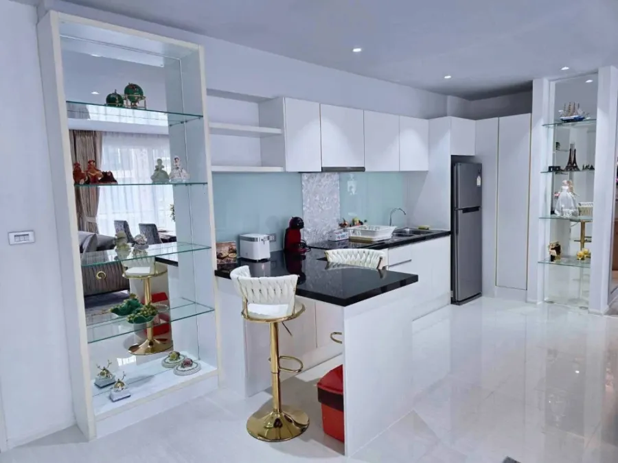 For rent: Atlantis Condo Resort Pattaya, 2 bedrooms, spacious living area, fully furnished, pool view, unblocked. Book now!