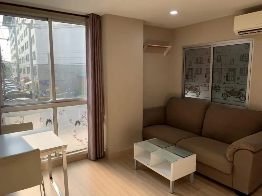 ให้เช่า เดอะ นิชลาดพร้าว 130 ห้องพร้อมอยู่ โซฟาขนาดใหญ่เวอร์ พักผ่อนสบายมาก รีบจองได้เลย