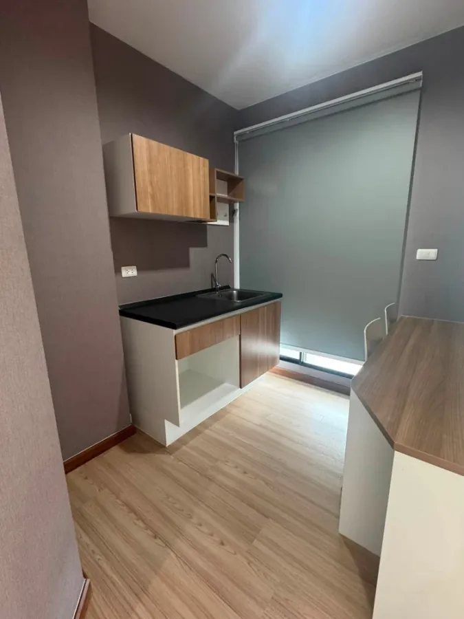 For sale: J Condo Sathorn-Kanlapaphruek, high floor unit with beautiful city views. Bedroom has built-in soundproofing panels for excellent sound insu