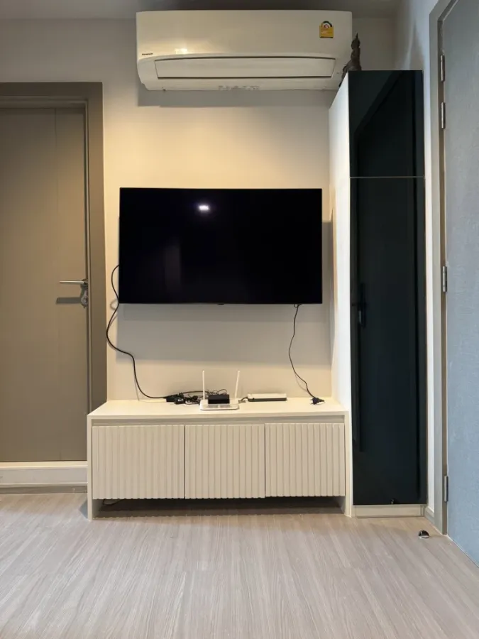 For sale or rent: Life Asoke-Rama 9. Nice, fully furnished unit with complete amenities. Don't miss out!