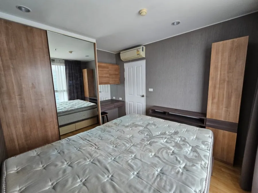 For sale or rent: U Delight Residence (Pattanakarn - Thonglor), 18th floor, large front room. The wallpaper is well installed. Hurry and reserve now.