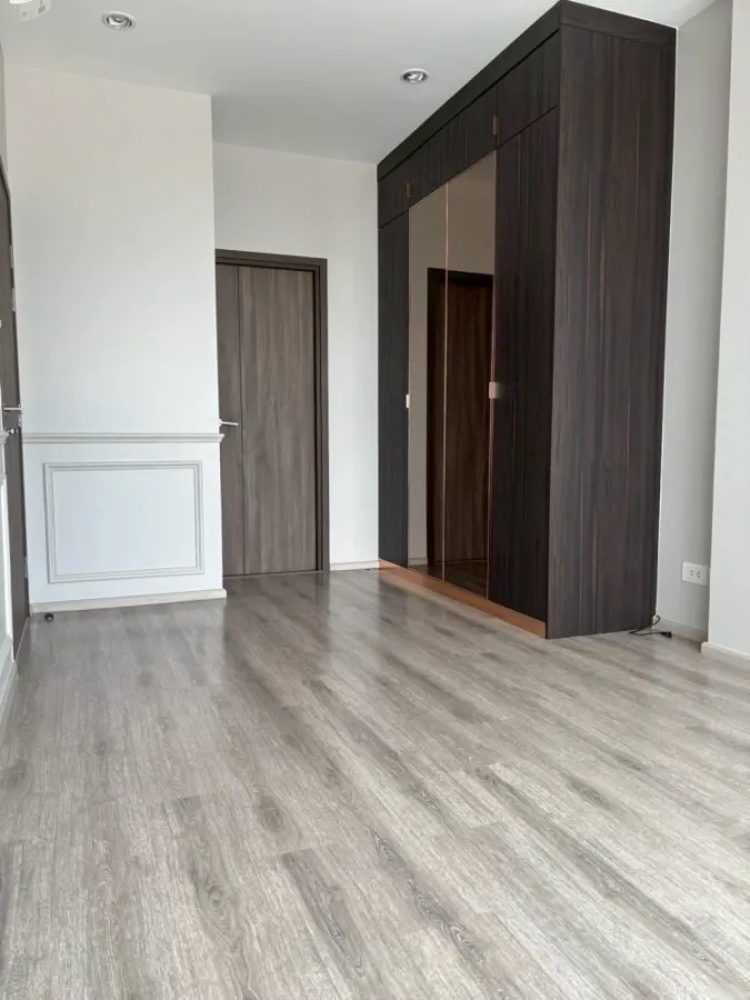 For sale: Ideo Mobi Sukhumvit 66, with a clear, open city view. The room has a spacious usable area. Hurry and reserve now!