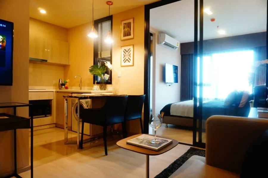 For rent!! Life Asoke, near the BTS, decorated by a designer, luxurious style, in the heart of the city, great view, fully furnished with famous brand