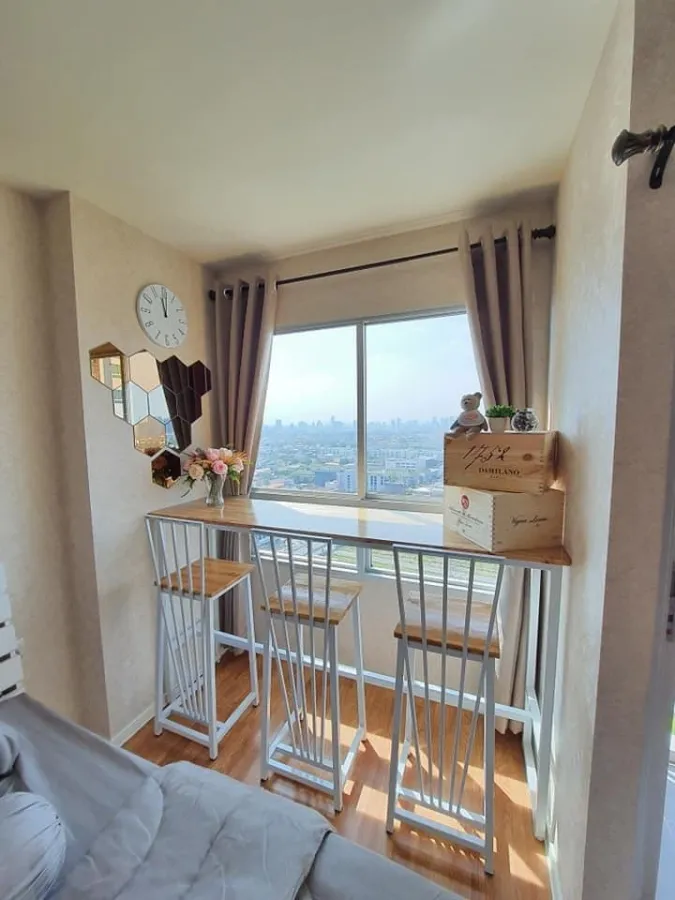 For rent Lumpini Ville Phatthanakan-Srinakarin. The city view is very beautiful. The room is nice and has wallpaper throughout the room. Don't miss it
