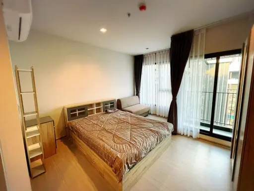 For rent, Life Asoke-Rama 9, 43rd floor, the highest, airy city view, decorated in wood tones, warm in front, urgent.