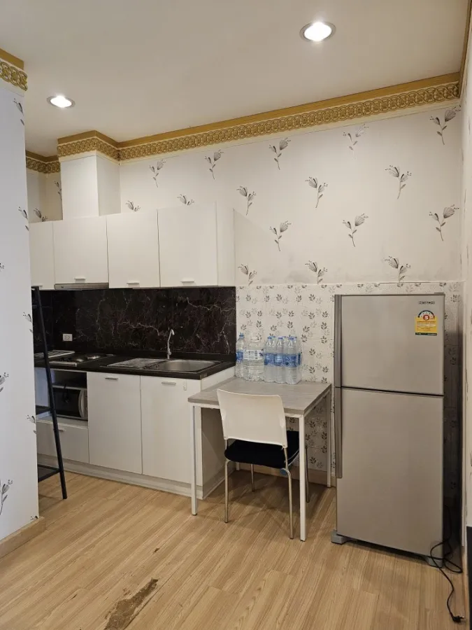 For rent: The Light House Sathorn-Charoen Nakhon, 8th floor, room with wallpaper throughout the room. Don't miss it, hurry up.