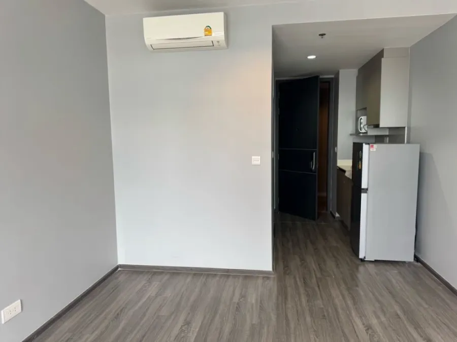Selling Ideo Mobi Rangnam unfurnished unit. Spacious, airy, and bright. Interested in owning one? Book now!