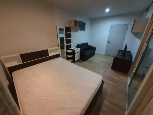 For rent, Izzy Condo Suksawat, swimming pool view, corner room, next to the garden, next to the elevator, fully furnished.