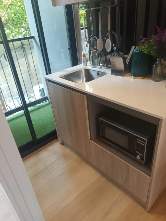 For rent: The Independent Condo Amata, fully furnished room. Complete with lots of furniture, good prices, reserve now.