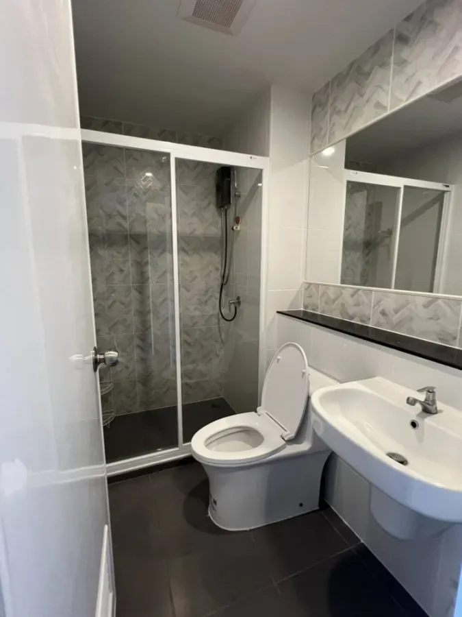 Condo for rent, Regent Home Bangna, 11th floor, Chao Phraya River view. Partitioned rooms, fully equipped kitchen. Book now!
