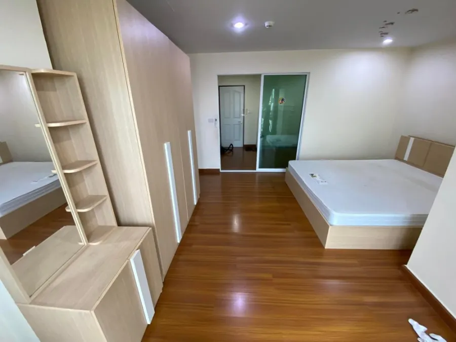 For rent: Pratchaya Place Ratchada-Huai Khwang. The room is ready to move in, great price, complete set of furniture. Can't reserve anymore.